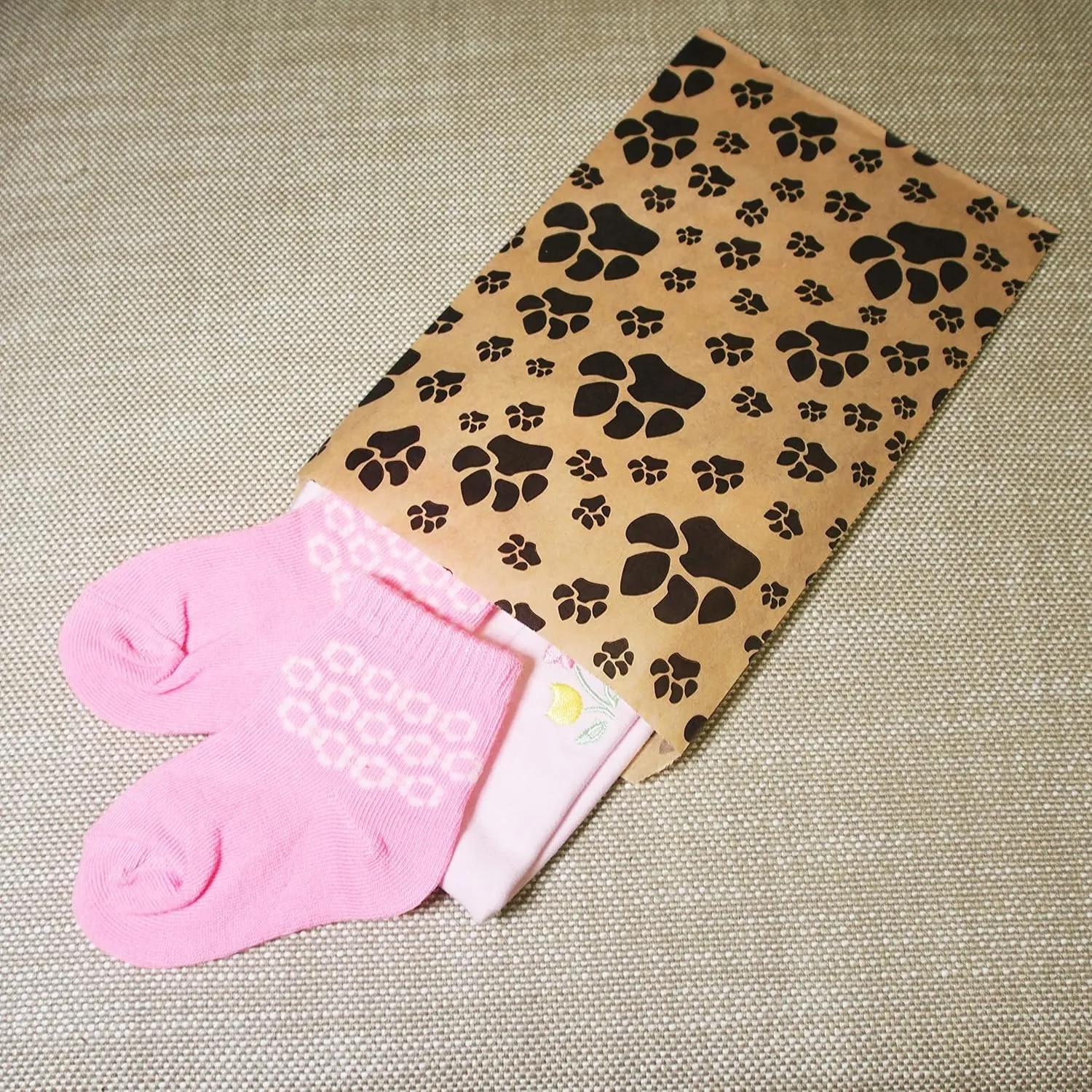 CuteBox Pawprint Kraft Flat Paper Gift Bags 100pcs (6" x 9") for Crafts, Party Favors, Retail, Merchandise, Tradeshows, Handmade Goods, Arts and Crafts, Outdoor Events, Holidays, Weddings