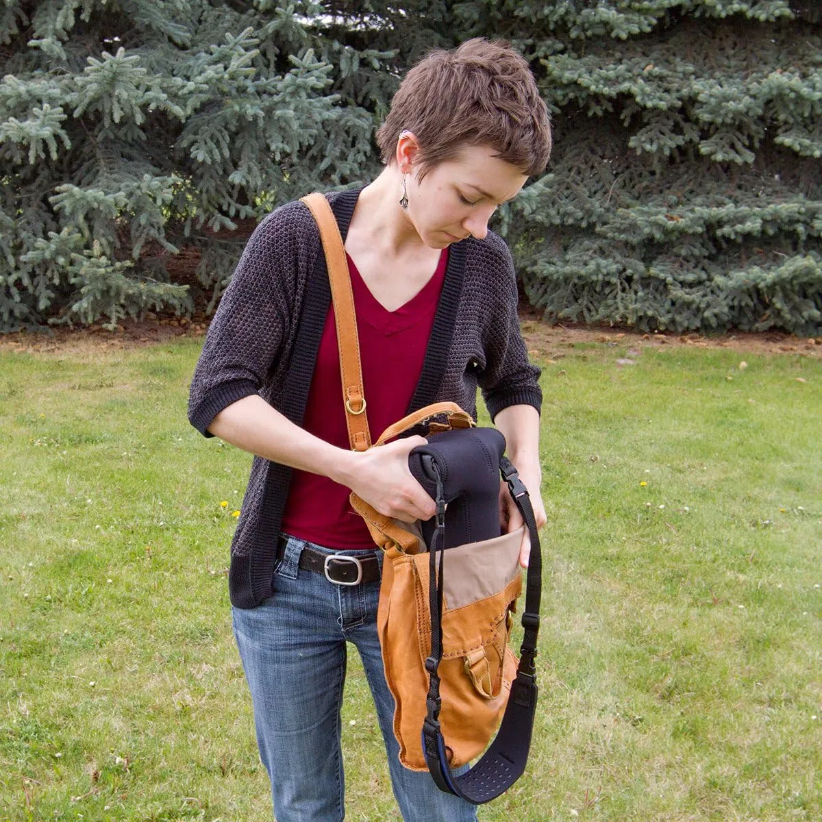 OP/TECH USA Soft Pouch – Compact digital camera case, lightweight accessories pouch, sleek neoprene sleeve for DSLR, perfect for backpacks & travel – durable protection in style D-Zoom| Black
